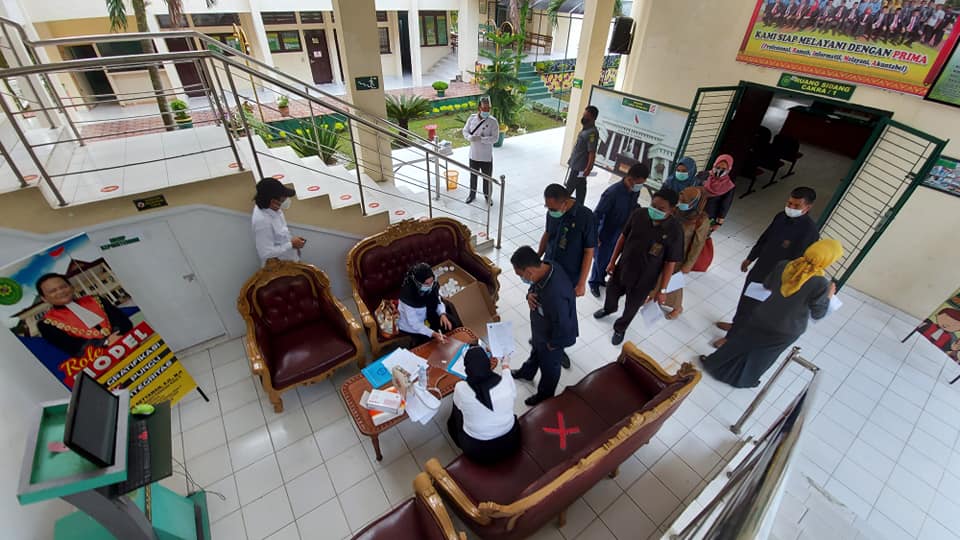 Pemeriksaan Test Urine bagi seluruh Hakim dan Pegawai Pengadilan Negeri Pelalawan